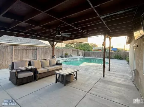 303 Vancluse Bay Dr, Bakersfield, CA 93307