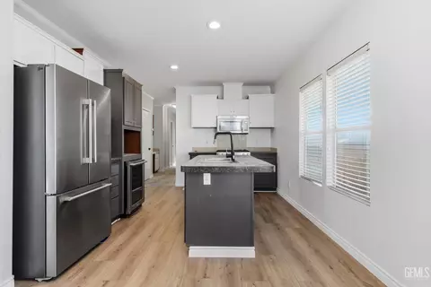 48 Cedarwood Ln, Bakersfield, CA 93308