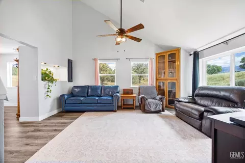 22810 Tom Ct, Tehachapi, CA 93561 photo 4