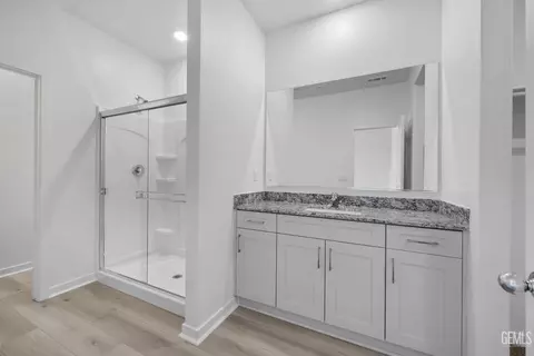Bath - 511 Elderberry Pl, Shafter, CA 93263 photo 1 of 2