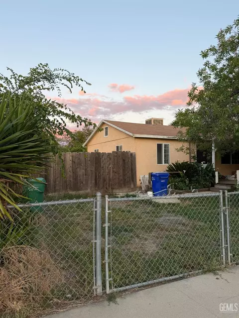 296 S H St, Porterville, CA 93257