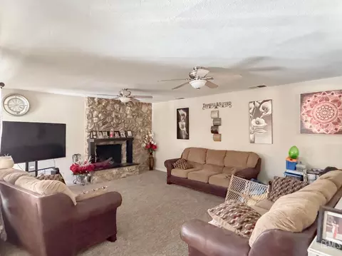 332 Oak St, Shafter, CA 93263 photo 2