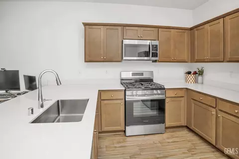 Kitchen - 9611 Clear Ridge Way, Shafter, CA 93263 photo 3 of 4