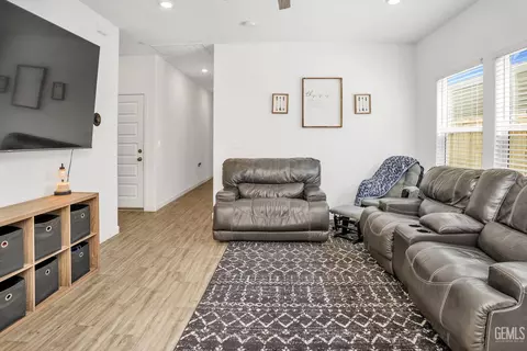 Entry Way - 9611 Clear Ridge Way, Shafter, CA 93263 photo 3 of 4