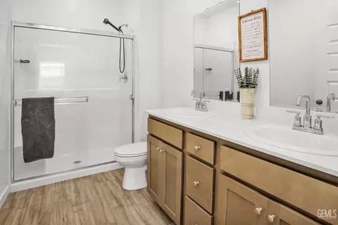Bath - 9611 Clear Ridge Way, Shafter, CA 93263 photo 1 of 2