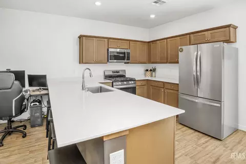 Kitchen - 9611 Clear Ridge Way, Shafter, CA 93263 photo 2 of 4