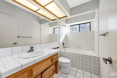 Bath - 600 Berwick St, Bakersfield, CA 93311 photo 4 of 4