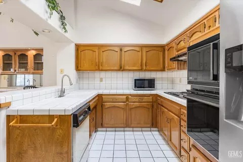Kitchen - 600 Berwick St, Bakersfield, CA 93311 photo 4 of 6