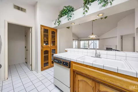 Kitchen - 600 Berwick St, Bakersfield, CA 93311 photo 5 of 6