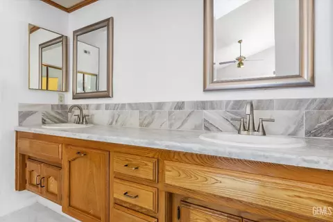 Bath - 600 Berwick St, Bakersfield, CA 93311 photo 3 of 4