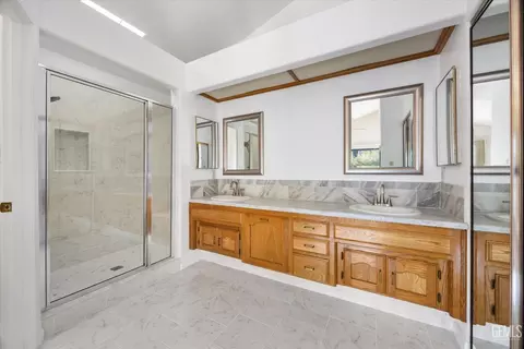 Bath - 600 Berwick St, Bakersfield, CA 93311 photo 2 of 4