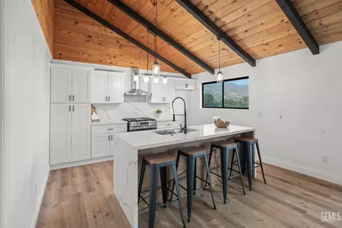Kitchen - 24501 Pueblo Ct, Tehachapi, CA 93561 photo 3 of 7