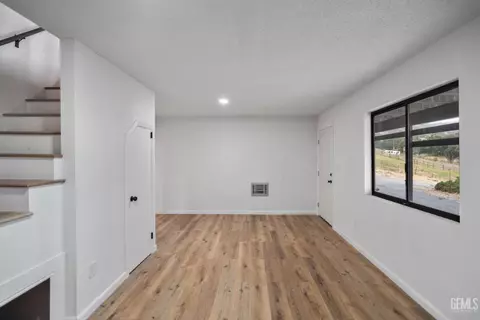Living - 24501 Pueblo Ct, Tehachapi, CA 93561 photo 2 of 2