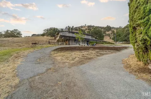 Exterior - 24501 Pueblo Ct, Tehachapi, CA 93561 photo 5 of 16
