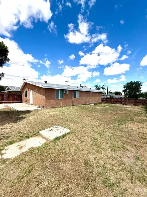 132 Wood St, Taft, CA 93268