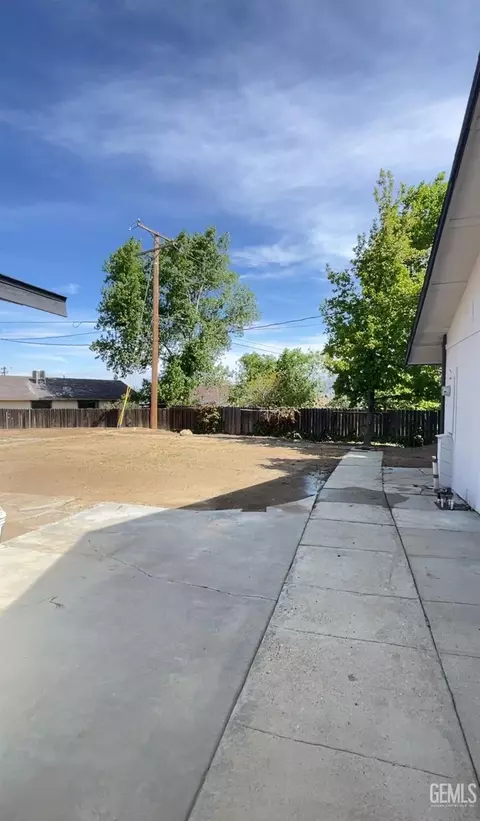 Exterior - 21401 Madre St, Tehachapi, CA 93561 photo 5 of 8
