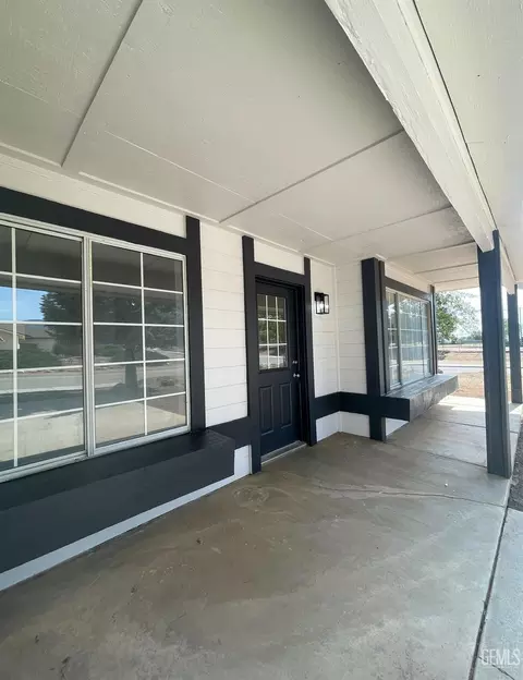 Exterior - 21401 Madre St, Tehachapi, CA 93561 photo 2 of 8