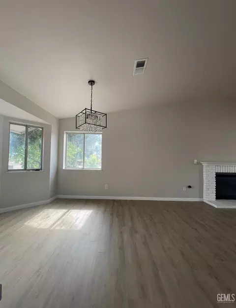 Living - 21401 Madre St, Tehachapi, CA 93561 photo 4 of 4