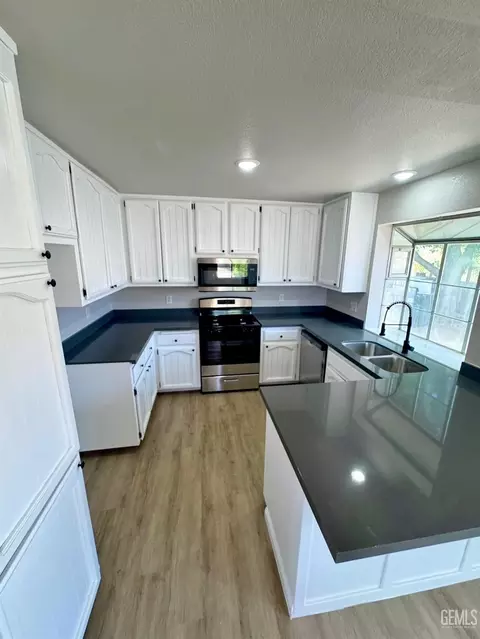 Kitchen - 21401 Madre St, Tehachapi, CA 93561 photo 2 of 2