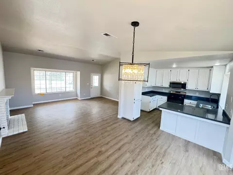 Living - 21401 Madre St, Tehachapi, CA 93561 photo 1 of 4