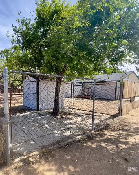 Exterior - 21401 Madre St, Tehachapi, CA 93561 photo 7 of 8