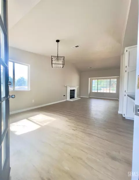 Living - 21401 Madre St, Tehachapi, CA 93561 photo 3 of 4