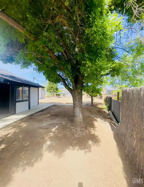 Exterior - 21401 Madre St, Tehachapi, CA 93561 photo 4 of 8