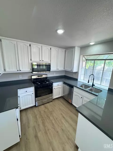 Kitchen - 21401 Madre St, Tehachapi, CA 93561 photo 1 of 2