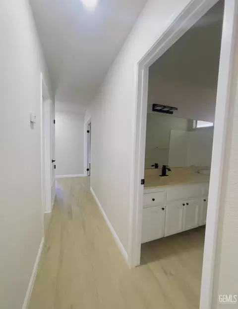Entry Way - 21401 Madre St, Tehachapi, CA 93561 photo 3 of 4