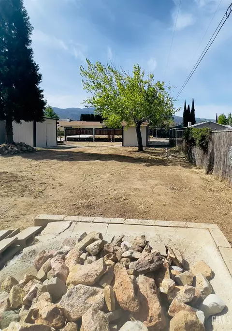 Exterior - 21401 Madre St, Tehachapi, CA 93561 photo 6 of 8