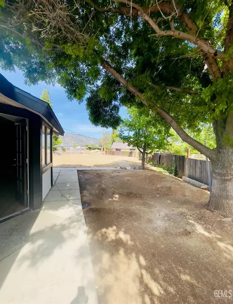 Exterior - 21401 Madre St, Tehachapi, CA 93561 photo 3 of 8