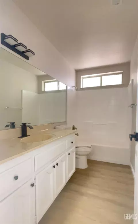 Bath - 21401 Madre St, Tehachapi, CA 93561 photo 1 of 1