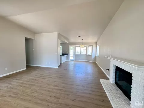 Living - 21401 Madre St, Tehachapi, CA 93561 photo 2 of 4