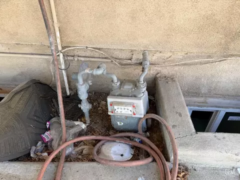 Exterior - 1835 Corrientes St, Bakersfield, CA 93306 photo 6 of 10