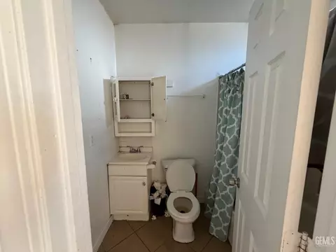 Bath - 1835 Corrientes St, Bakersfield, CA 93306 photo 4 of 5