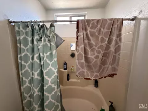 Bath - 1835 Corrientes St, Bakersfield, CA 93306 photo 5 of 5