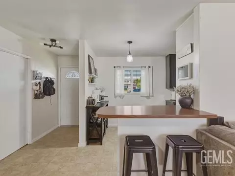 Entry Way - 445 Atlantic Ave, Shafter, CA 93263 photo 1 of 2