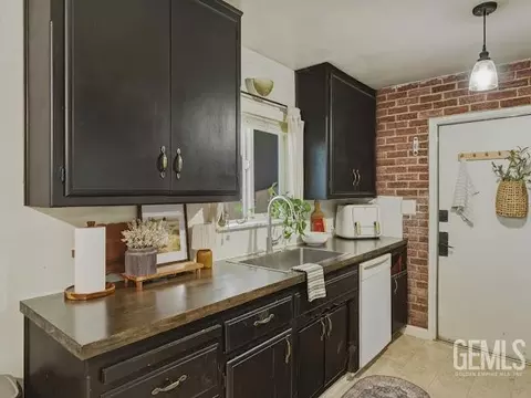 Kitchen - 445 Atlantic Ave, Shafter, CA 93263 photo 2 of 2