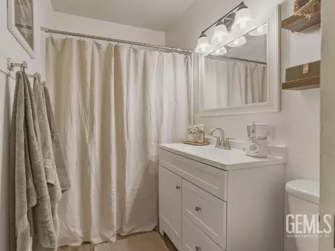 Bath - 445 Atlantic Ave, Shafter, CA 93263 photo 1 of 2