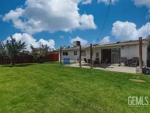 Exterior - 445 Atlantic Ave, Shafter, CA 93263 photo 2 of 4