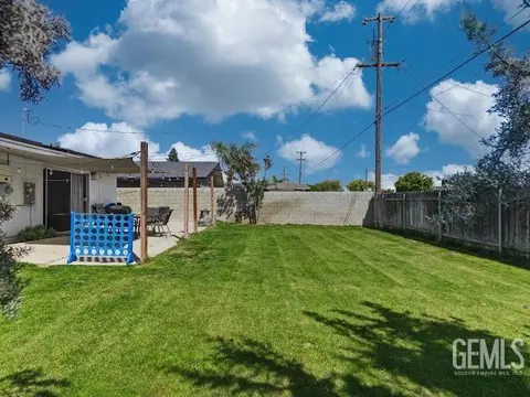Exterior - 445 Atlantic Ave, Shafter, CA 93263 photo 3 of 4