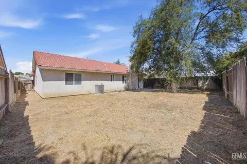 Exterior - 5404 Sugar Pine Dr, Bakersfield, CA 93313 photo 5 of 6
