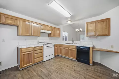 Kitchen - 5404 Sugar Pine Dr, Bakersfield, CA 93313 photo 7 of 7