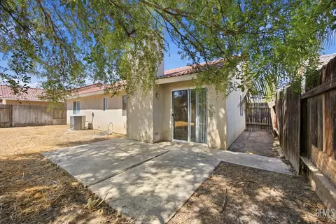 Exterior - 5404 Sugar Pine Dr, Bakersfield, CA 93313 photo 4 of 6