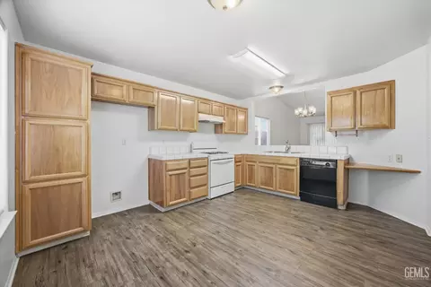 Kitchen - 5404 Sugar Pine Dr, Bakersfield, CA 93313 photo 3 of 7