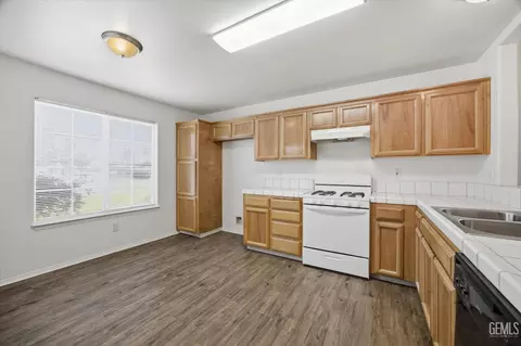 Kitchen - 5404 Sugar Pine Dr, Bakersfield, CA 93313 photo 5 of 7
