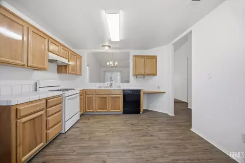 Kitchen - 5404 Sugar Pine Dr, Bakersfield, CA 93313 photo 4 of 7