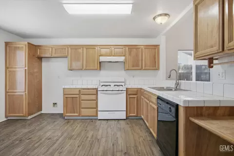 Kitchen - 5404 Sugar Pine Dr, Bakersfield, CA 93313 photo 2 of 7
