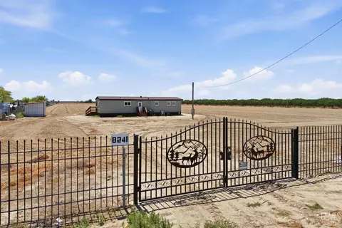 8241 Avenue 28, Earlimart, CA 93219