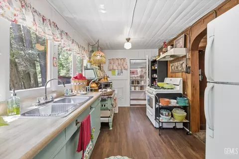 Kitchen - 47668 Oak Dr, Posey, CA 93260 photo 3 of 4